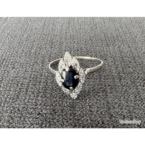 Bague marquise en or blanc, sertie d'un saphir et de diamants - Art d�co