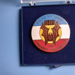 medaille ou insigne metallique SIR police nationale
