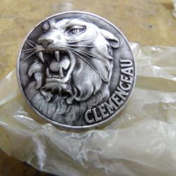 FRANCE MARINE - INSIGNE PORTE-AVIONS Clemenceau Le Tigre Fab. Arthus Bertrand TBE en sachet