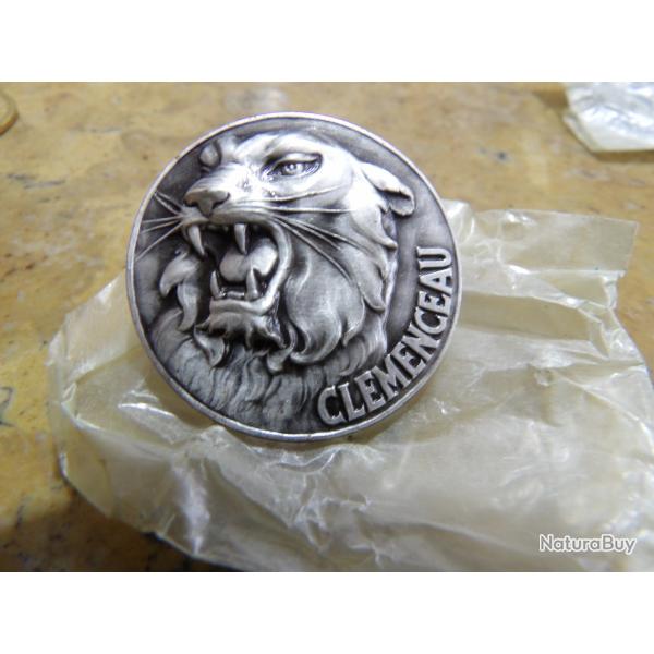 FRANCE MARINE - INSIGNE PORTE-AVIONS Clemenceau Le Tigre Fab. Arthus Bertrand TBE en sachet