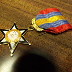 m&eacute;daille associative fran&ccedil;aise d&eacute;cern&eacute;e &agrave; un membre administrateur d'une structure de bienfaisance