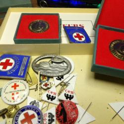 CROIX ROUGE FRANCAISE  Allemande Canada Iran Suisse grades 1950 1970 centenaire 1966 insigne de col