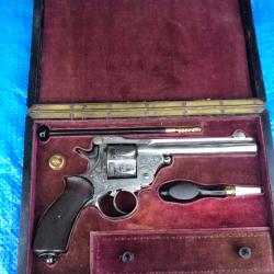 COFFRET D'UN REVOLVER TYPE WEBLEY OU WARNANT CAL 11MM 73 CADEAU PR&Eacute;SIDENTIEL