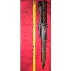 Ba&iuml;onnette allemande 98k seconde guerre mondiale avec gousset cuir de 1942. Pi&egrave;ce originale rurale