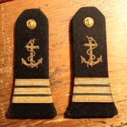MILITARIA, paire de pattes d'&eacute;paules de capitaine de corvette de la Marine Nationale Fran&ccedil;aise.