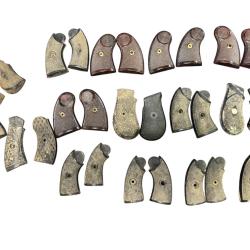 lot de plaquettes pour revolvers BULL DOG ET AUTRES.  bon &eacute;tat !!