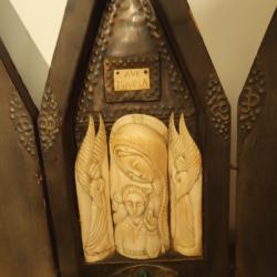 Antique ic&ocirc;ne vierge &agrave; l'enfant en mati&egrave;re organique sur bois massif