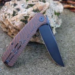Couteau Petrified Fish PFP14Lis Lame Acier 10cr15comov Black Manche Orange Gmascus G10 Button Lock