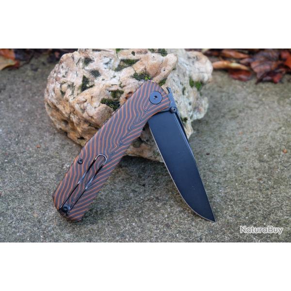 Couteau Petrified Fish PFP14Lis Lame Acier 10cr15comov Black Manche Orange Gmascus G10 Button Lock