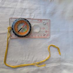 BOUSSOLE EN ETAT DE FONCTIONNEMENT ET LOUPE ET REGLE ET SON ATTACHE