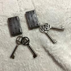 Lot de 2 serrures coffret/boite militaria Mauser avec cl&eacute;s d'origine num&eacute;rot&eacute;es
