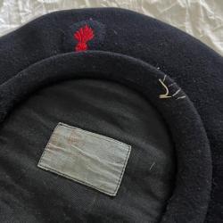 Superbe b&eacute;ret laine bleue fonc&eacute;e insigne brod&eacute; et cousu