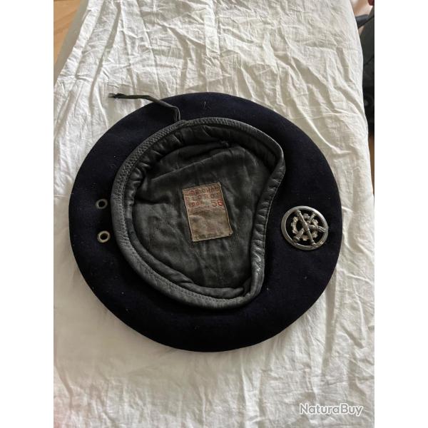 B�ret bleu fonc�/noir insigne r�giment du mat�riel