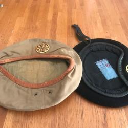 2 BERETS MILITAIRES AVEC INSIGNES