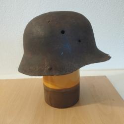 Casque allemand &laquo; Stahlhelm &raquo; M/16, couleur   de la Premi&egrave;re Guerre mondiale en &eacute;tat de excavatio