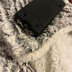 Shocker taser umarex 5 000 000 de volts et son chargeur