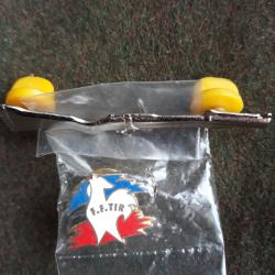 2 pins collection 1pins federation francaise de tir ff tir + un autre en forme de fusil