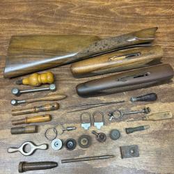 Lot de pi&egrave;ces d&eacute;tach&eacute;es pour fusil de chasse et accessoires