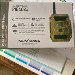 Pi&egrave;ge photo cam&eacute;ra Numaxes PIE 1023. Et HC 300M avec leurs piles rechargeables et un chargeur