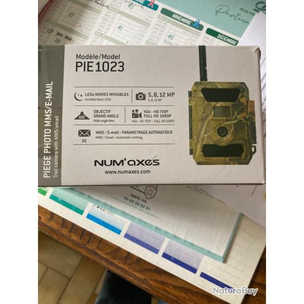 Pi�ge photo cam�ra Numaxes PIE 1023. Et HC 300M avec leurs piles rechargeables et un chargeur