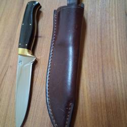 Couteau MG lame 11 CMS manche en  superbe  micarta , garde en laiton etui en cuir &eacute;pais .