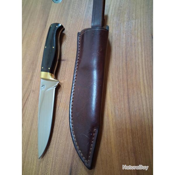 Couteau MG lame 11 CMS manche en  superbe  micarta , garde en laiton etui en cuir �pais .
