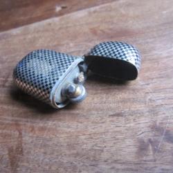 ancien briquet de poche & voyage  boite a pyrog&egrave;ne