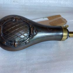 Magnifique poire &agrave; poudre anglaise ancienne, sign&eacute;e Dixon & Sons.