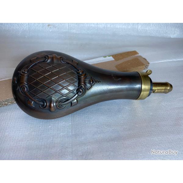 Magnifique poire � poudre anglaise ancienne, sign�e Dixon & Sons.