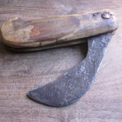 ancien couteau type serpette acier forg&eacute;