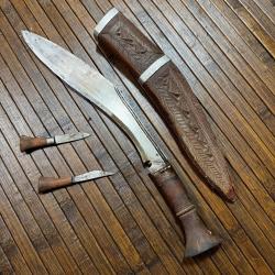 COUTEAU KUKRI DANS SON FOURREAU ET SES DEUX BATARDEAU