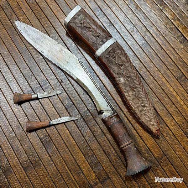 COUTEAU KUKRI DANS SON FOURREAU ET SES DEUX BATARDEAU