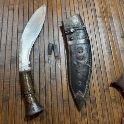 KUKRI DANS SON FOURREAU CUIR ET SES DEUX BATARDEAU Nepal