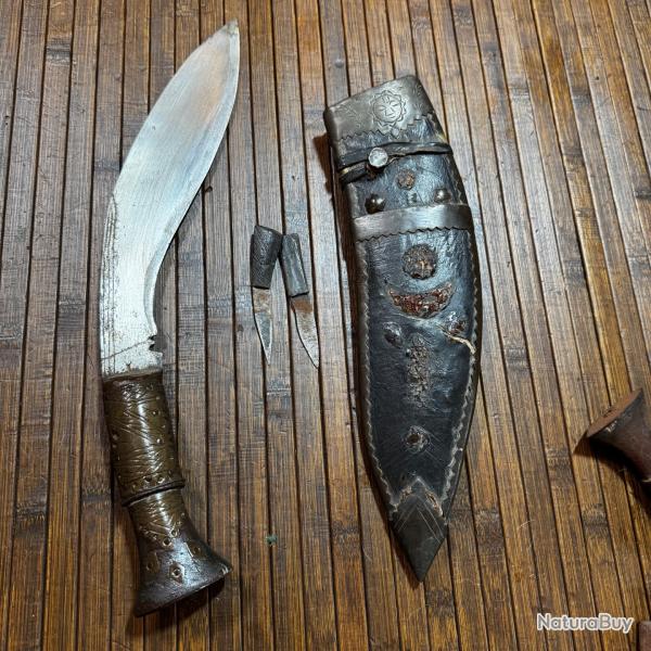 KUKRI DANS SON FOURREAU CUIR ET SES DEUX BATARDEAU Nepal