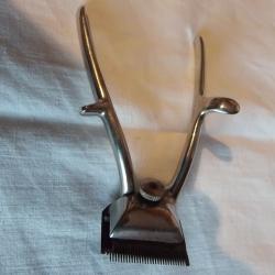 Petite tondeuse &agrave; main pour cheveu et barbe.