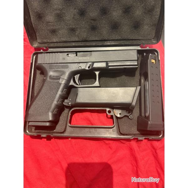 Airsoft 2joules r�plique glock 17 avec 3 chargeurs et une mallette