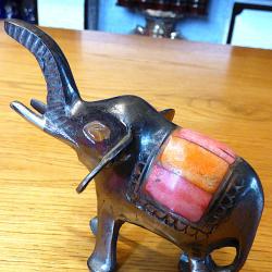 JOLI PETIT ELEPHANT TROMPE LEVEE - PLUSIEURS COULEURS SUR CE METAL + PLAQUETTES EN OS COLORES - DECO