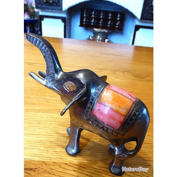 JOLI PETIT ELEPHANT TROMPE LEVEE - PLUSIEURS COULEURS SUR CE METAL + PLAQUETTES EN OS COLORES - DECO
