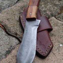 Couteau de Chasse Bushcraft Lame Drop Point Acier Carbone 1055 Manche Bois Etui Cuir Fabr Artisan 01