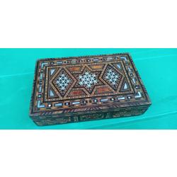 ANCIENNE  &  MAGNIFQUE  BOITE  TOUTE  EN  MARQUETERIE FINE  :  BOIS ,  NACRE ,    .