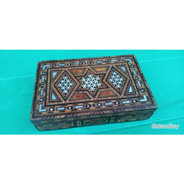 ANCIENNE  &  MAGNIFQUE  BOITE  TOUTE  EN  MARQUETERIE FINE  :  BOIS ,  NACRE ,    .