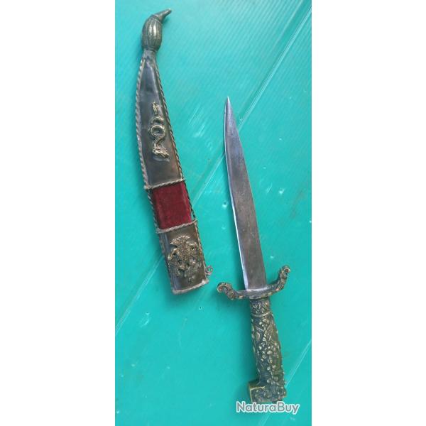 ANCIEN COUTEAU  GREC 1820 COMMEMORATIF  AVEC POIGNEE ET FOURREAU  BRONZE  .