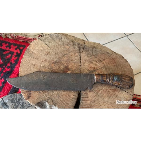 Ancien couteau traditionnel � lame grav�e - Manche sculpt� - Pi�ce de collection