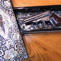 SUPERBE COFFRET POUR PETIT REVOLVER + AUTRES OBJETS ANCIENS RECOUVERT DE NACRE EXTERIEUR + INTERIEUR