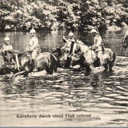 Carte postale historique allemande - Kavallerie durch einen Flu&szlig; reitend -N&deg;8925