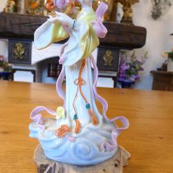 SPLENDIDE ET FINE SCULPTURE EN FA&Iuml;ENCE OU AUTRE, D'UNE PRINCESSE DE CHINE EN HABITS TRADITIONNELS