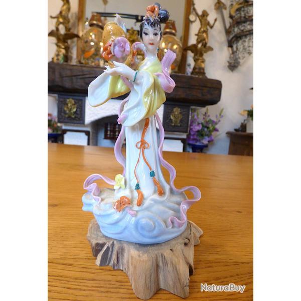 SPLENDIDE ET FINE SCULPTURE EN FA�ENCE OU AUTRE, D'UNE PRINCESSE DE CHINE EN HABITS TRADITIONNELS