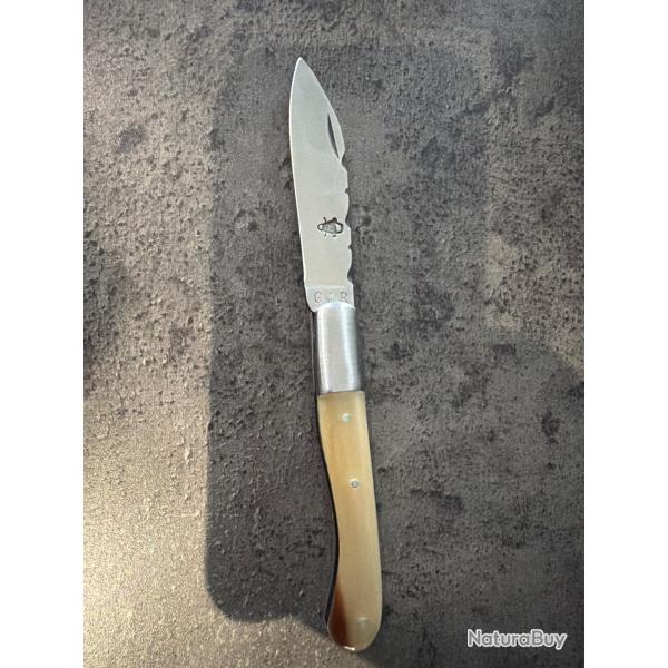 couteau L'Aveyronnais de la marque G.R. / Thiers-Issard avec manche en pointe de corne blonde