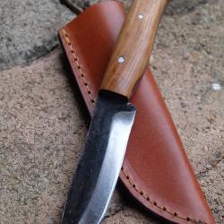 Couteau Skinner Lame Drop Point Acier Carbone 1075 Manche Bois Olivier Etui Cuir Fabric Artisanale