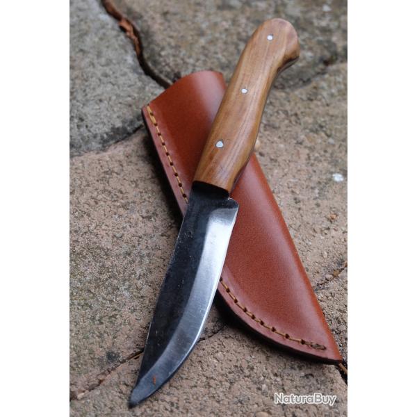Couteau Skinner Lame Drop Point Acier Carbone 1075 Manche Bois Olivier Etui Cuir Fabric Artisanale